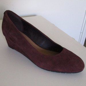 Clarks Artisan Womens Eggplant Suede Wedge Pump NWOB - Size 8M